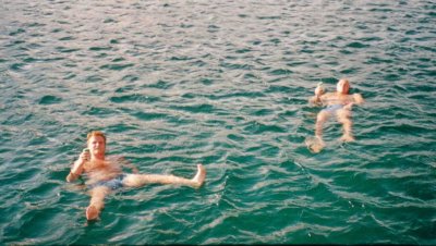 068 - christof und rainer mit bierdosen im wasser.jpg