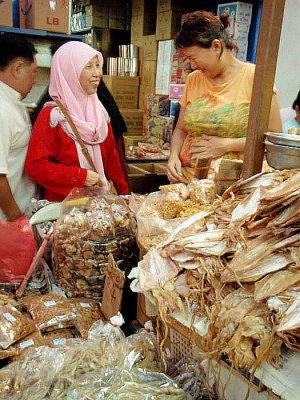 Shoppers, Malay market, 2008