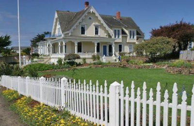 grounds_house_side_fence.jpg