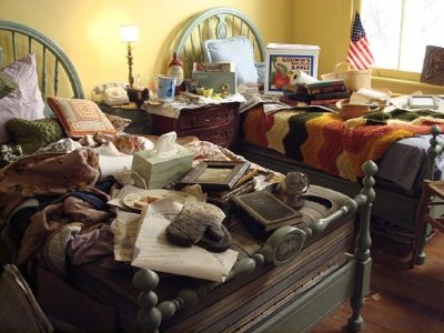 grey-gardens-yellow-bedroom-1970s.jpg