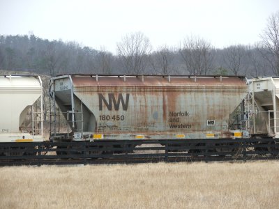 NW hopper #180450 used in sand service on the W&W.