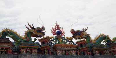 Dragons on roof of temple