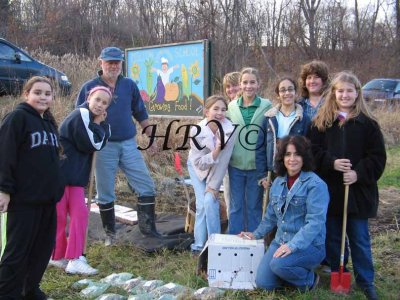 06 MMiM/Girl Scout  NGA grant plant 100 blubs IMG_0341gs.jpg