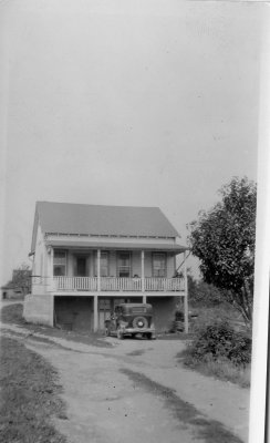 The Bungalo which was on the Villa property. Look at the year in front of the car. Villa_bungalo02.jpg