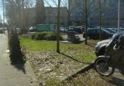 vanaf het noordoosten, de ingang van de parking