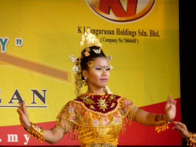There was also a Malaysian folk dancing performance at Taman Mini Malaysia & Mini Asean.