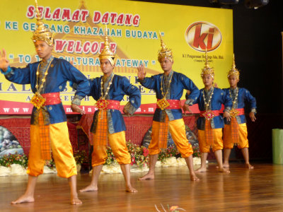 More men came out in traditional Malaysian costumes.