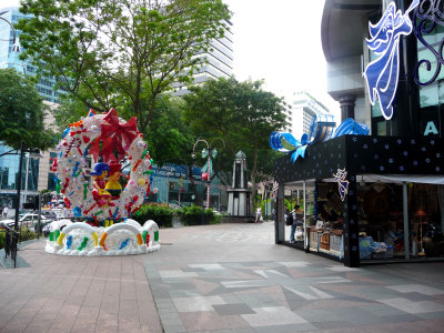 View facing Orchard Road, which is the main shopping street and the most elegant one in Singapore.