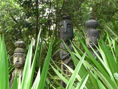 These African sculptures at the Singapore Zoo make it seem like Africa.