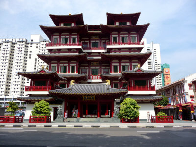 The brand new Buddha Tooth Relic Temple in Chinatown is the biggest Buddhist temple in Singapore.