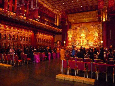 There were quite a few worshippers at the temple that day.