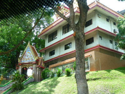 After leaving Chinatown, we passed by this Thai temple in Singapore.