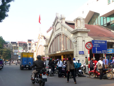 We passed by the famous Cho Dong Xuan market in Hanoi.