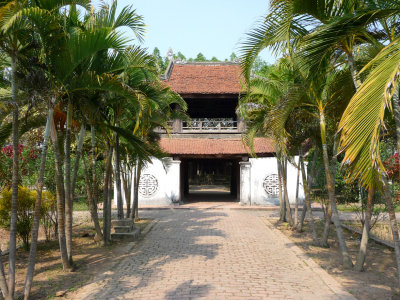 Entrance to the But Thap Pagoda, which is located on the banks of the Duong River in Dinh To Commune.