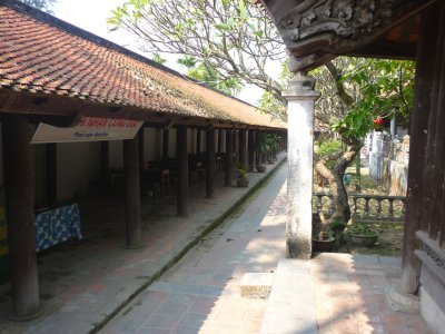 The pagoda was built according to Noi Cong Ngoai Quoc architectural style, and includes 10 buildings spread over 100 meters.