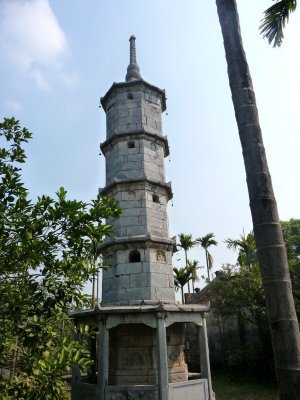 Two 13-meter towers, Ton Duc and Bao Nghiem made of white stone, make the pagoda seem higher and more majestic.