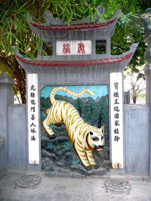 This tiger mural is also at the entrance to the Ngoc Son Temple at Hoan Kiem Lake.