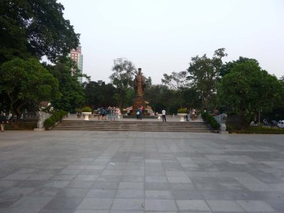The Ly Thai To statue is located at Indira Gandhi Park, nearby Hoan Kiem Lake in Hanoi to commemorate the Vietnamese emperor.