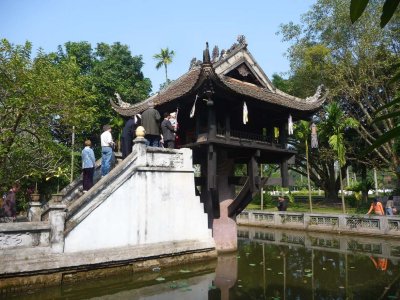 This small pagoda is on the grounds of the Ho Chi Minh tomb.