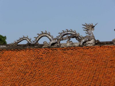 Interesting dragon sculptures are on the roof.