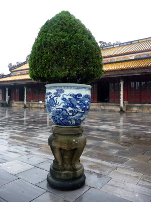 A dragon ceramic vase in front of Dien Thai Hoa.