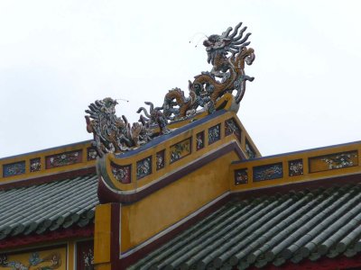 Here's another dragon sculpture on the rooftop of a Citadel structure.