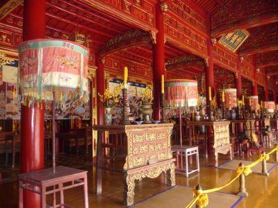 The interior of Th Mieu is richly decorated in black and red with patterns in gold.