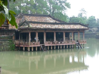  Xung Khiem Pavilion, where the emperor would sit with his wives and concubines and read books, compose and recite poems.