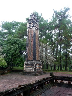 Two stone pillars stand behind the Stele Pavilion. Not being modest, inscriptions on them give hommage to Tu Duc's power!