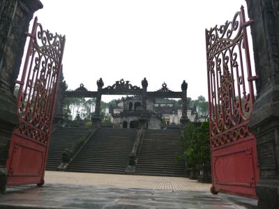 The next stop was at Khai Dinh's tomb. He was Vietnam's last emperor, ruled for 9 years (1885-1925) and died at age 40.