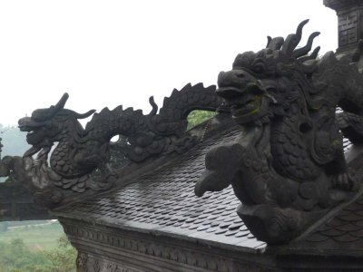 These magnificent stone dragons are on top of entrance gate.