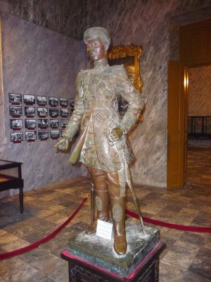 A youthful, life-like statue of Khai Dinh.