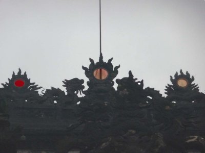 Rooftop details with more dragons.