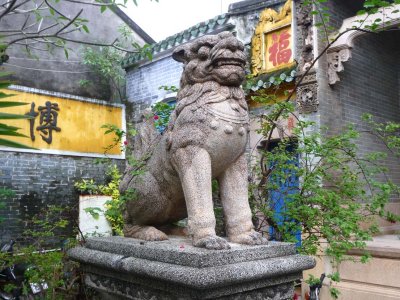 A stone guardian protecting the Cantonese Assembly Hall.