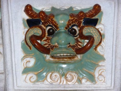 A ceramic face decorating the Fukien Assembly Hall.