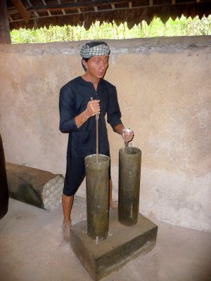 Depiction of a Vietnamese man mixing gunpowder.