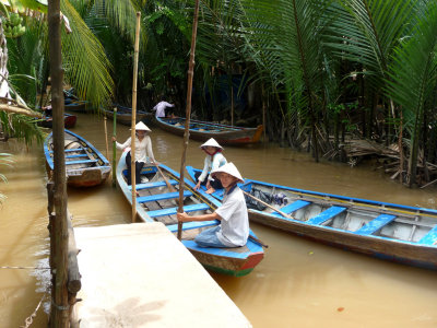 Since there are canals and tributaries of the Mekong River on the Thoi Son Islet, we took a sampan ride on them.