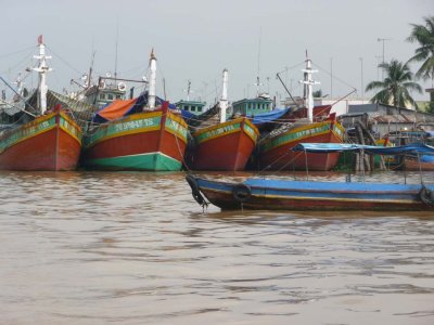 As we departed from Qui Islet, we saw many more colorful boats.