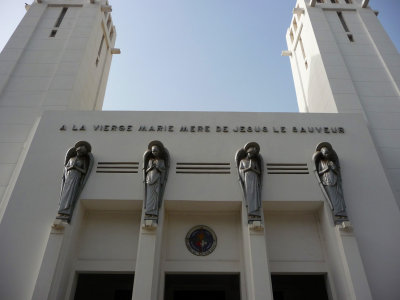 Dakar's Catholic cathedral has an art deco look to it since it was built in the 1920's (and was inaugurated in 1929).