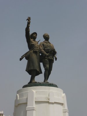 Close-up of the statue depicting two victorious soldiers.