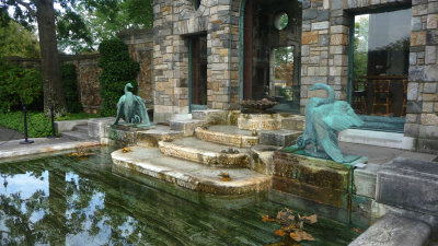Fountain with swans designed by American artist Rudolph Evans, in front of the tea house.