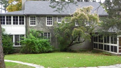 Franklin built the Dutch Colonial cottage for Eleanor in 1924, since the family loved picnicking there.