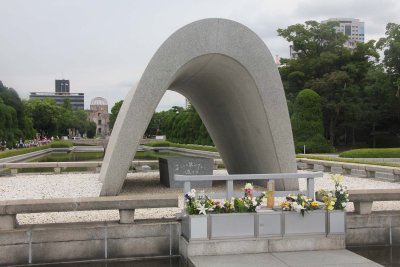 The epitaph is controversial, having been interpreted by some right-wing circles in Japan as an admission of guilt.