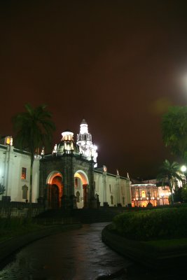 Night view of the faade of Metropolitan Cathedral.