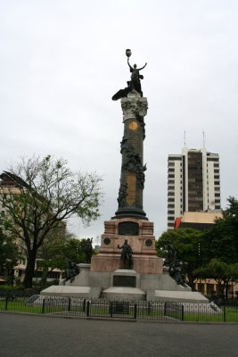 Statue in Centennial Park that honors the heroes of Guayaquils independence.