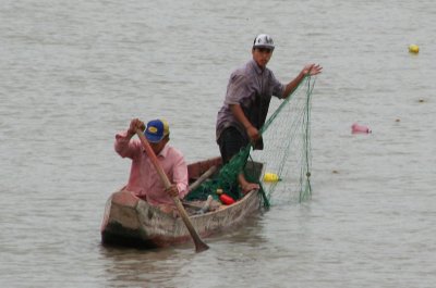 This fisherman was casting his net.  I wouldnt want to eat his catch since the Guayas River is very polluted!