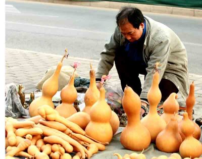 Sidewalk gourd and trinket seller