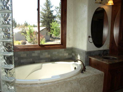 Master tub.JPG