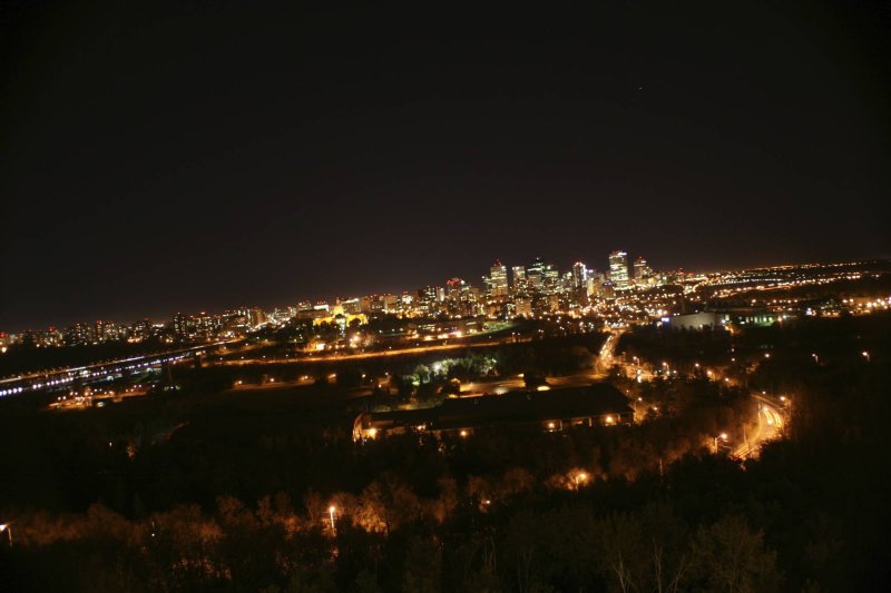 Another shorter exposure of the river valley lit up and downtown.