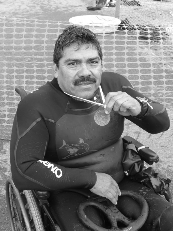 El Tiburon Negro, The Black Shark; He just swam from Alcatraz, San Francisco, legless